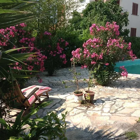 아파트 In Villa, Big Garden, Private Pool, Close To And Town *