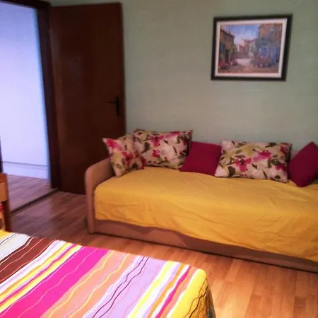 아파트 In Villa, Big Garden, Private Pool, Close To And Town *