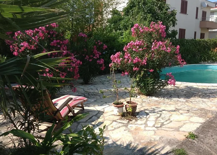 Apartment In Villa, Big Garden, Private Pool, Close To And Town *
