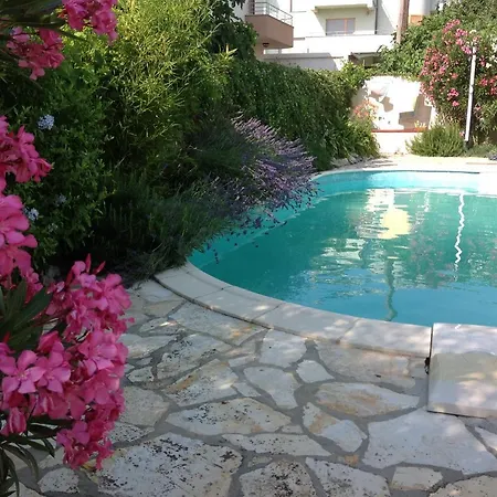 In Villa, Big Garden, Private Pool, Close To And Town Apartman Zára