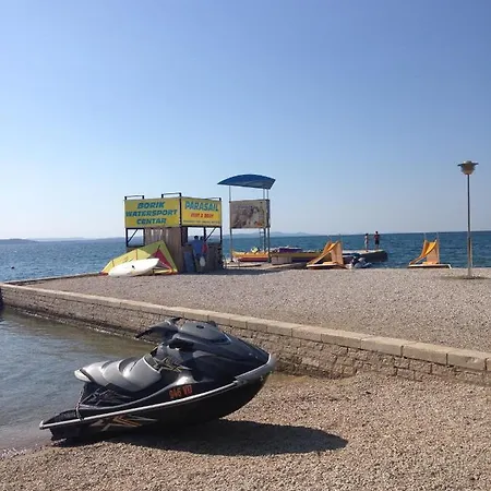 In Villa, Big Garden, Private Pool, Close To And Town شقة